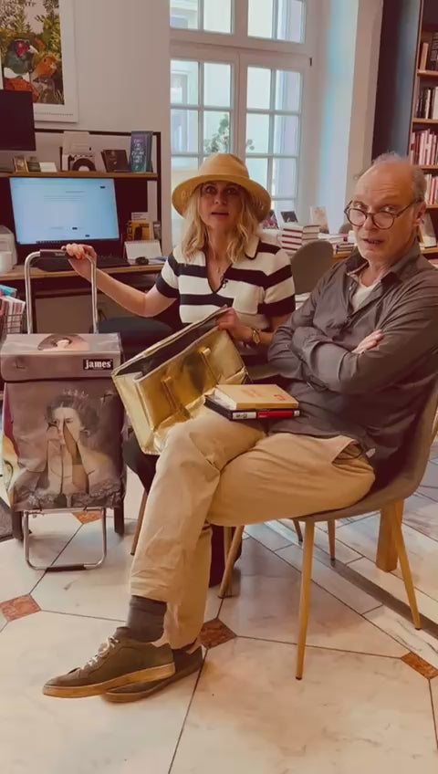 Video laden: Die Schauspieler Christine Sommer und Martin Brambach über James